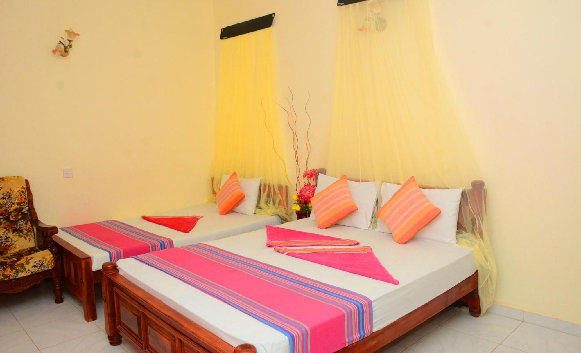 Tissa Rainbow Guest&Yala Hotel Tissamaharama Bagian luar foto